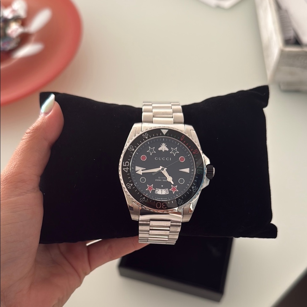 Gucci Dive Watch with Black Dial - Picture 4 of 5